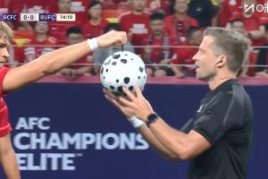 比赛第14分钟，皮球被踢破，莱切特向主裁反馈需要更换一颗球