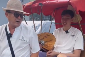 英雄联盟直播-到后海游玩！周琦坐三轮车&amp;学习歇后语：盖了帽儿了 嘿