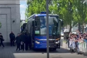 赛事赛程-国米全队抵达在慕尼黑的下榻酒店，约200名球迷现场欢迎