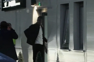 官网入口-转会已完成！天空：伊萨克抵达利物浦机场，将前往瑞典国家队报道