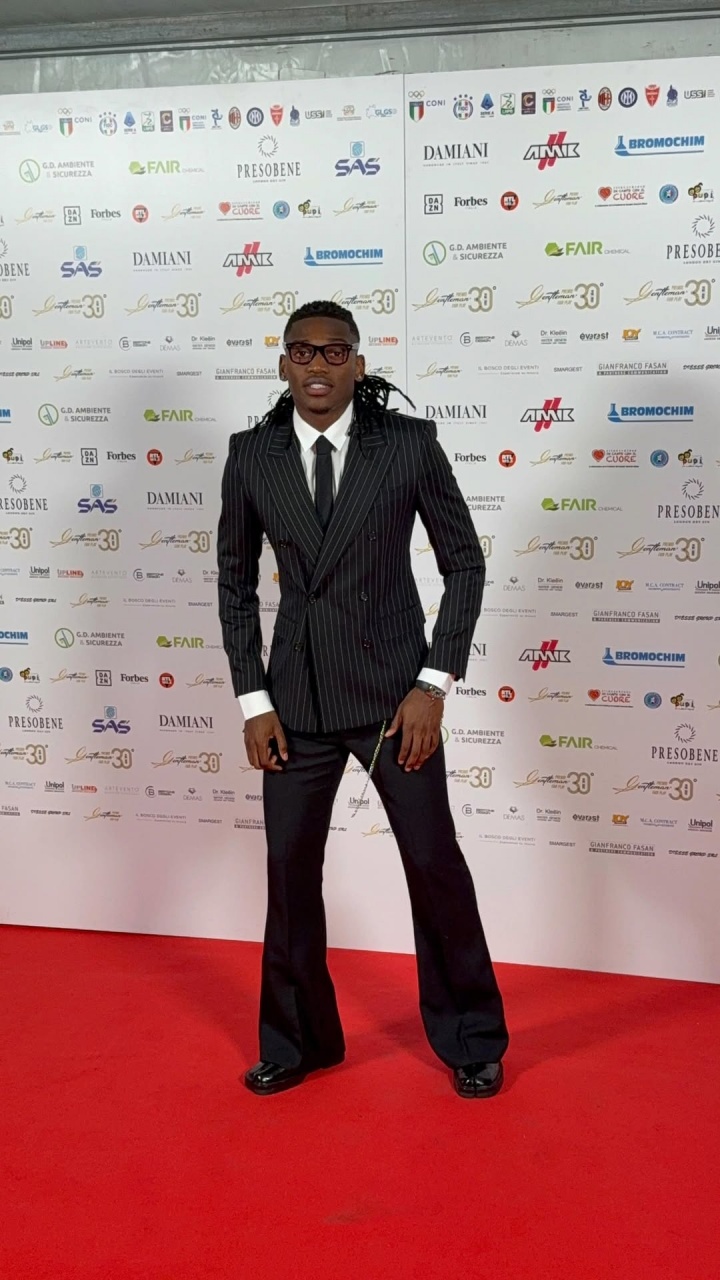 赛事赛程-莱奥带伤出席颁奖礼表态：为防伤势反复暂不出战，可胜任锋线多位置