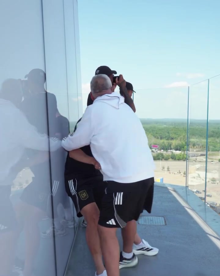 恐高反应明显！孙兴慜高处俯瞰体育场时谨慎后退，小心翼翼探头观望