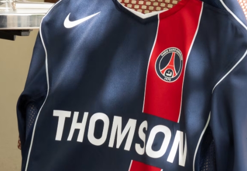 致敬2004-05赛季，巴黎圣日耳曼发布T90经典复刻球衣